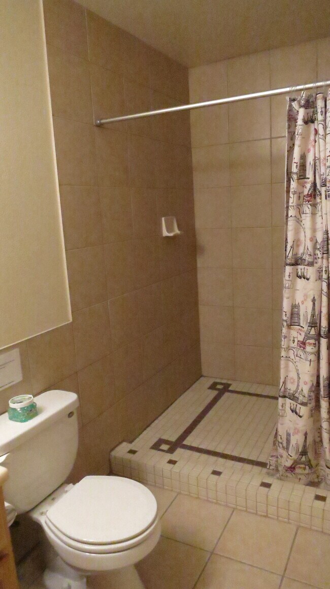 Building Photo - Lauesen Ave.