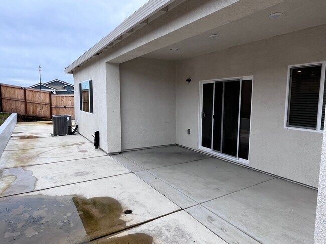 Building Photo - BEAUTIFUL NEWER HOME IN WEST ROSEVILLE!!