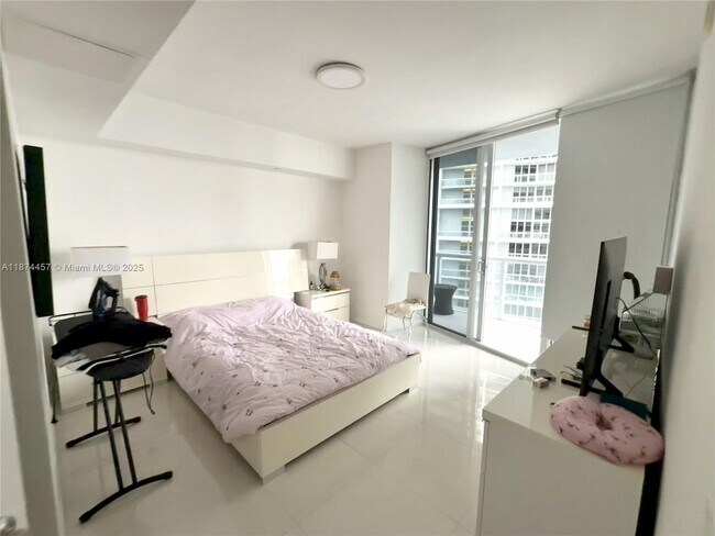 Building Photo - 495 Brickell Ave