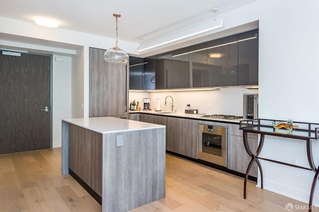 Building Photo - 338 Main St