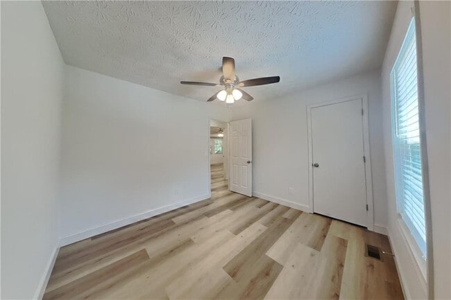 Building Photo - 2520 Deerfield Dr