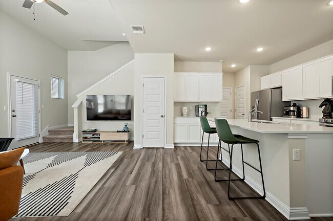 Building Photo - 8013 Lennon Dr