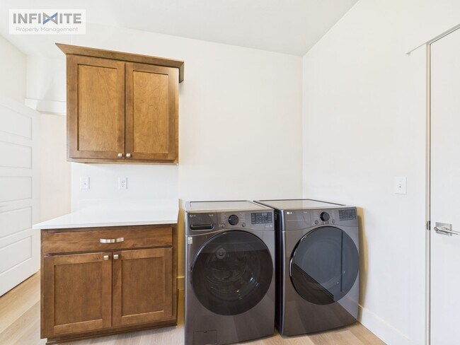 Building Photo - 3 Bedroom - Modern Comfort in a Peaceful Setting