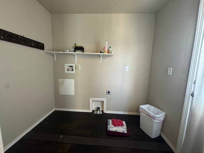 Building Photo - 3 Bedroom in Myrtle Creek