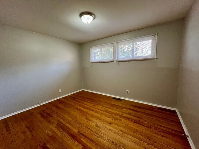 Building Photo - 3 Bedroom, 2 Bath Ranch located in Guilfor...