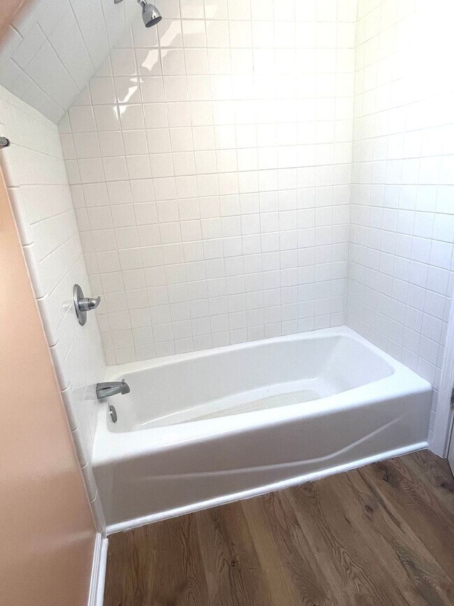 Building Photo - 3 Bed, 2.5 Bath Home For Rent in Fairview
