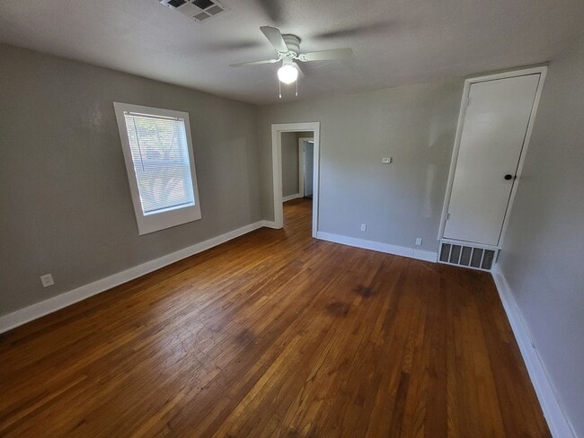 Building Photo - Remodeled 1 bedroom 1 bathroom duplex hous...