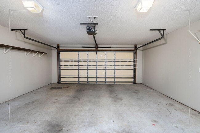 Building Photo - Gorgeous 3 Bed 2 Bath Brick Cottage on Corner Lot