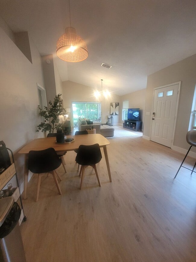 Building Photo - Modern 3 Bed, 2 Bath Home in Chelsea Parc ...