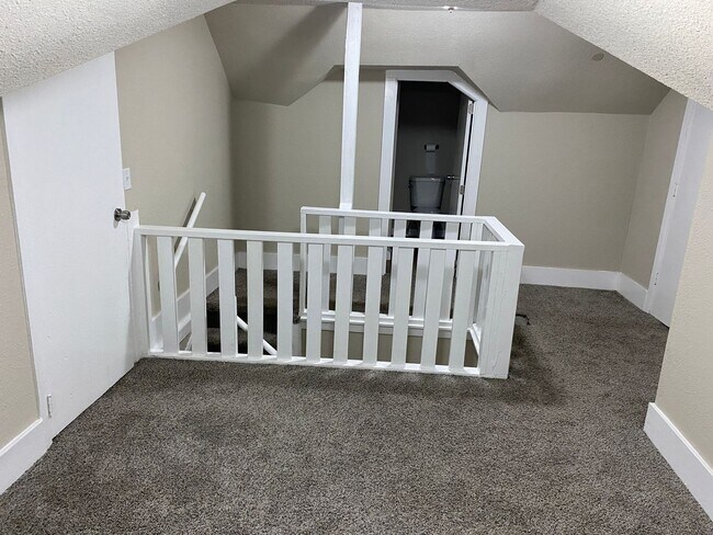 Building Photo - 4-Bedroom, 2-Bath Home Near Drake University - Fenced Backyard