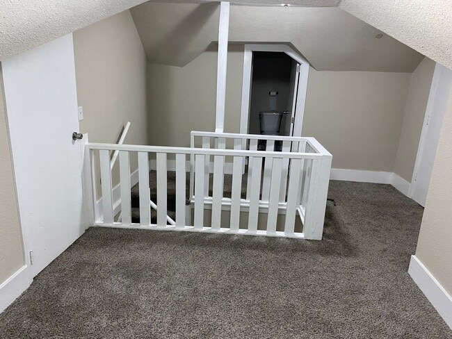 Building Photo - 4 Bedroom 2 Bathroom Home Near Drake University - Fenced In Back Yard