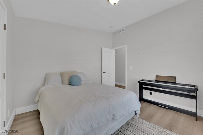 Building Photo - 6425 W Quail Ave