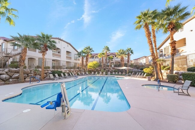Building Photo - IMMACULATE 2 BEDROOM CONDO IN HENDERSON!