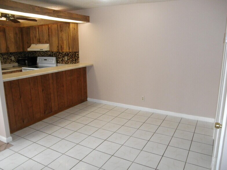 Building Photo - 571 Springdale Cir