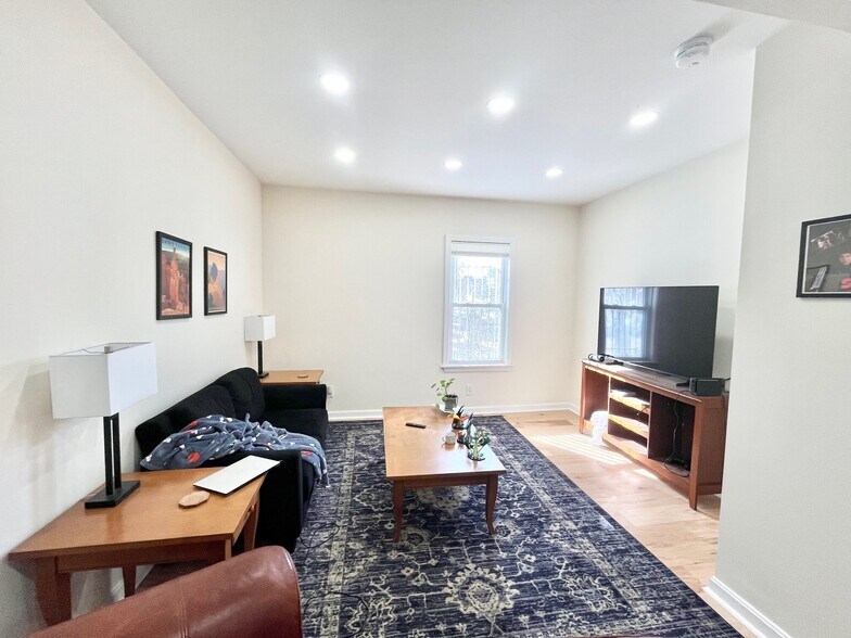 Building Photo - 162 Centre St