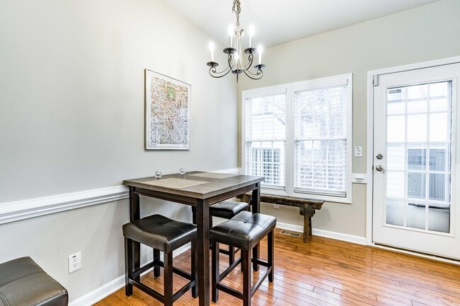 Building Photo - 2 Bedroom + Loft Townhome in Prime Raleigh...