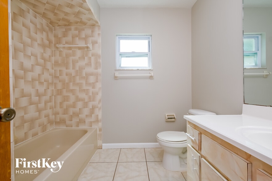 Building Photo - 2416 Timbercreek Loop W