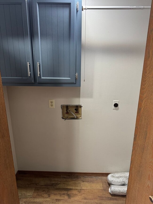 Building Photo - Charming 2 Bedroom Duplex!