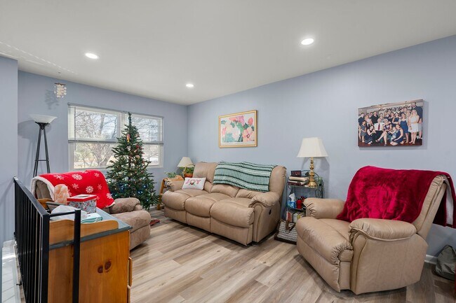 Building Photo - Elegant & Modern Home with Beautiful Interior