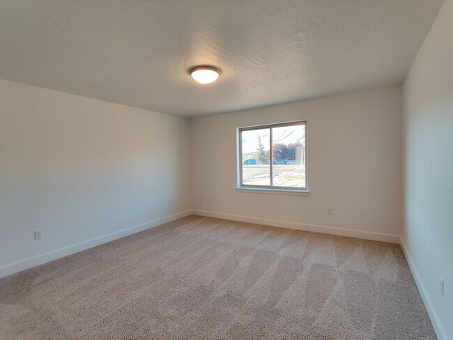 Building Photo - Newer Home for Rent in Benton City