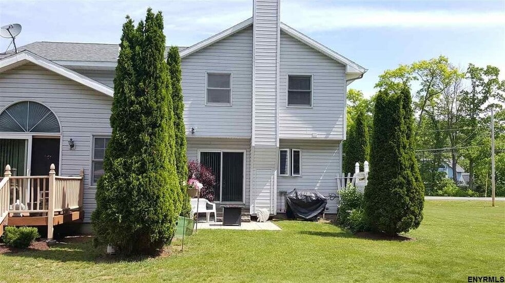 The apt backyard - 78 Lower Newtown Rd