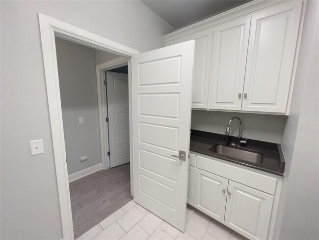 Building Photo - 424 Seville Dr