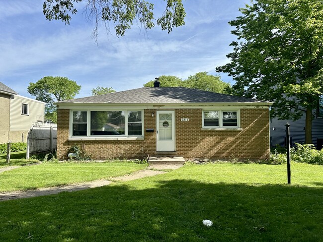Primary Photo - 2311 Lake St