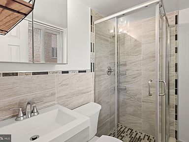 Building Photo - Beautifully renovated single level condo i...