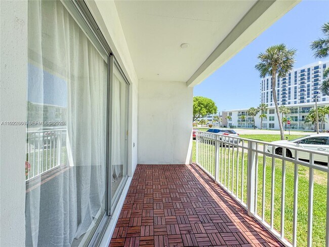 Building Photo - 1631 NE 114th St