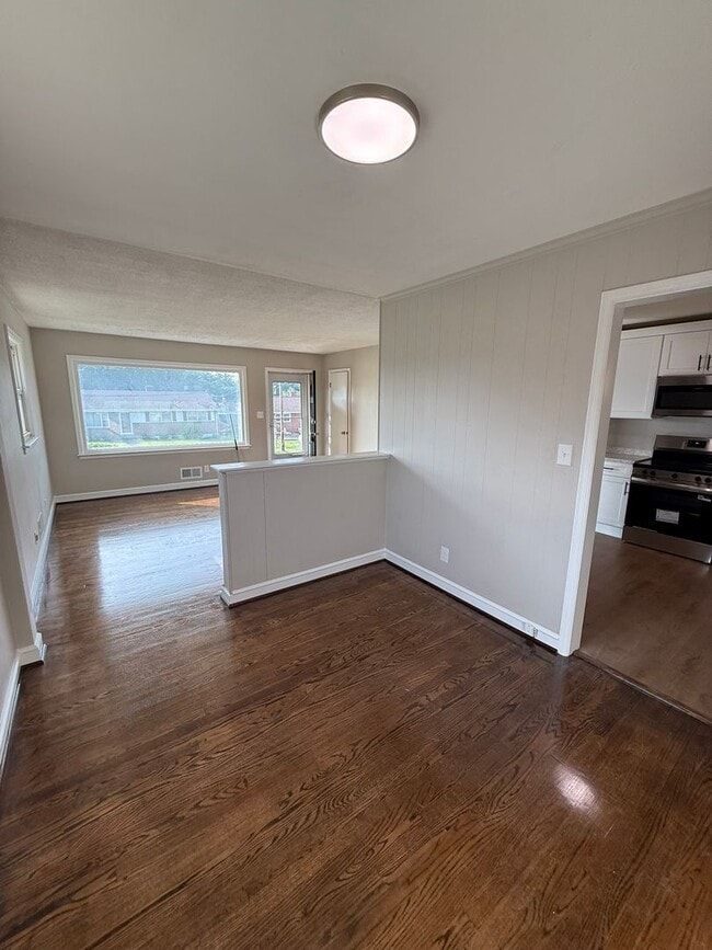 Building Photo - Newly updated 3 bedroom 1 bath with hardwo...