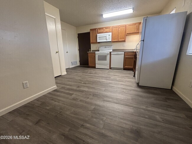 Building Photo - 1419 E Linden St