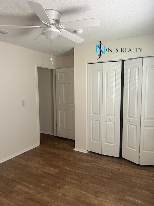 Building Photo - GORGEOUS 3/2 1200 sq ft home with FRESH PA...