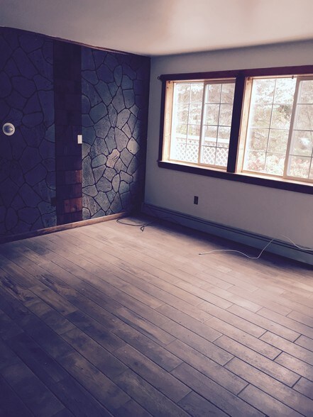 Family Room - 113 Raylinsky Rd