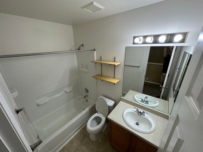 Building Photo - 2057 Creekridge