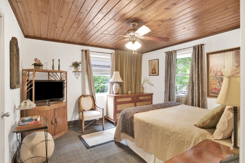 Building Photo - 571 Dogwood Ave