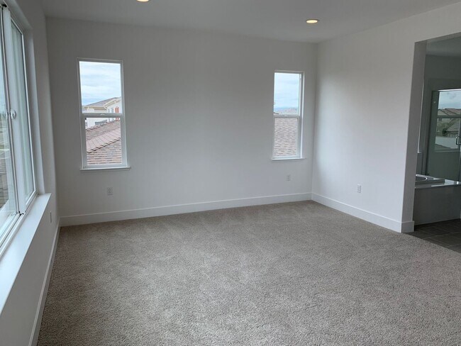 Building Photo - Large Executive home with tons of upgrades.