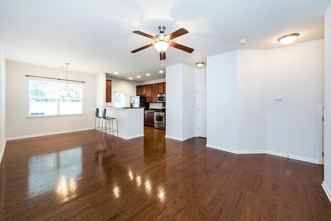 Building Photo - Beautiful 3BD/2.5BA Townhome in the Lions ...