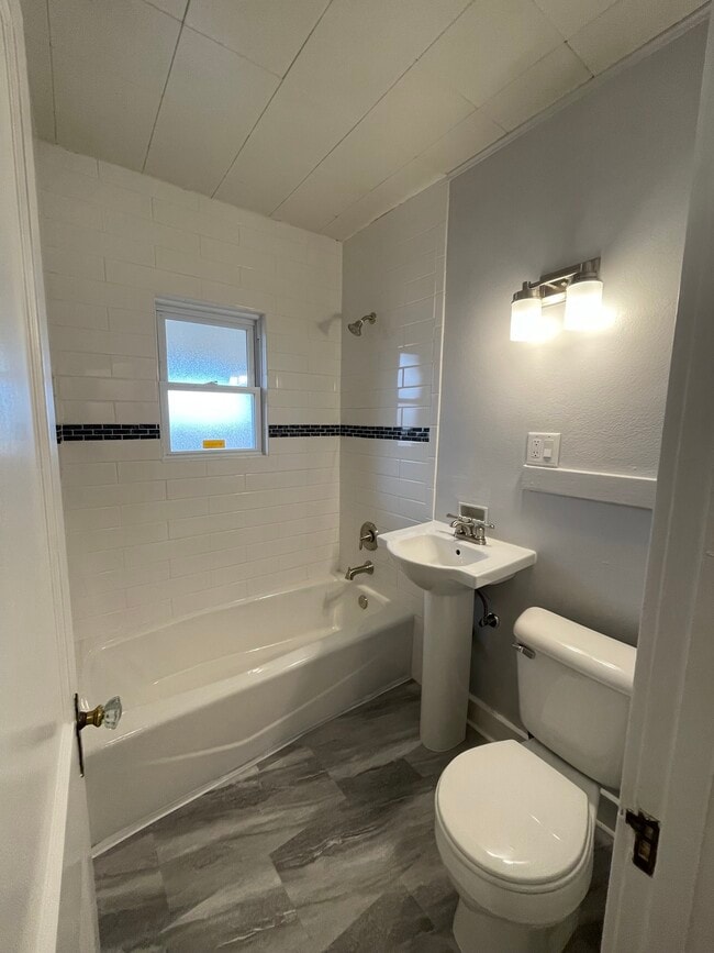 Building Photo - 405 Vassar Dr SE