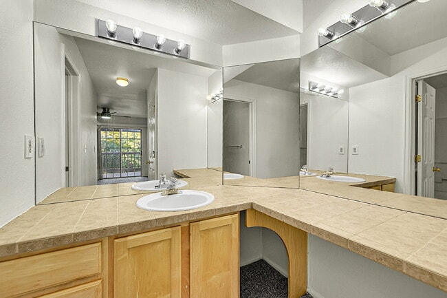 Building Photo - $1,495.95 with $300 off the first month's rent, 1 Bed, 1 Bath Condo in Englewood with Cozy Firepl...