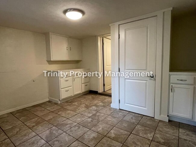 Building Photo - 627 Stealey Ave