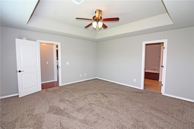 Building Photo - 902 SW Caprington St