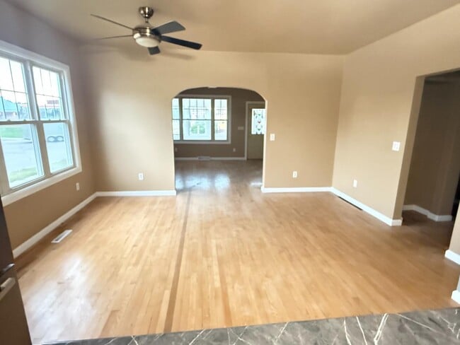 Building Photo - 2057 Maple Ave