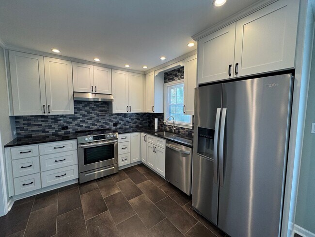 Building Photo - Move-in Ready!