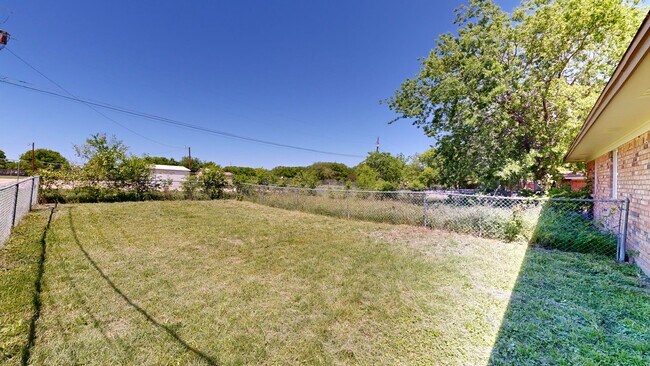 Building Photo - $895 + 2 WEEKS FREE!!!