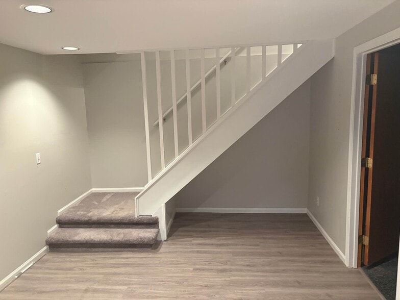 Building Photo - 7302 Gladstone Dr