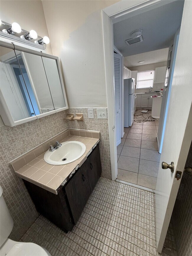 Building Photo - 1235 W River Dr