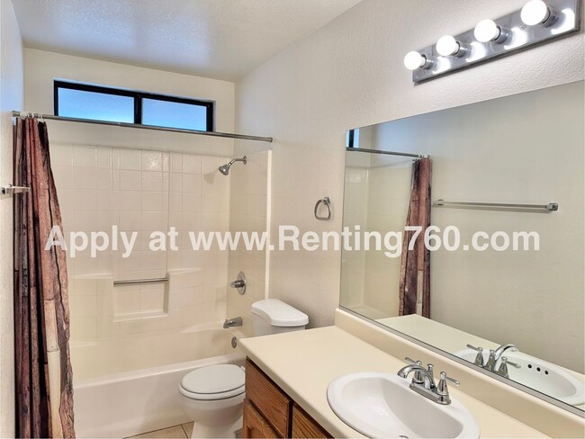 Building Photo - Beautiful and Spacious 3 Bedroom 2 Bathroo...