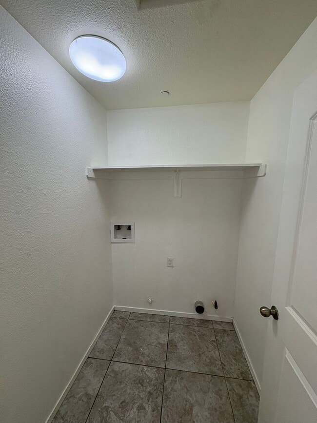 Building Photo - Tulare home move-in ready!