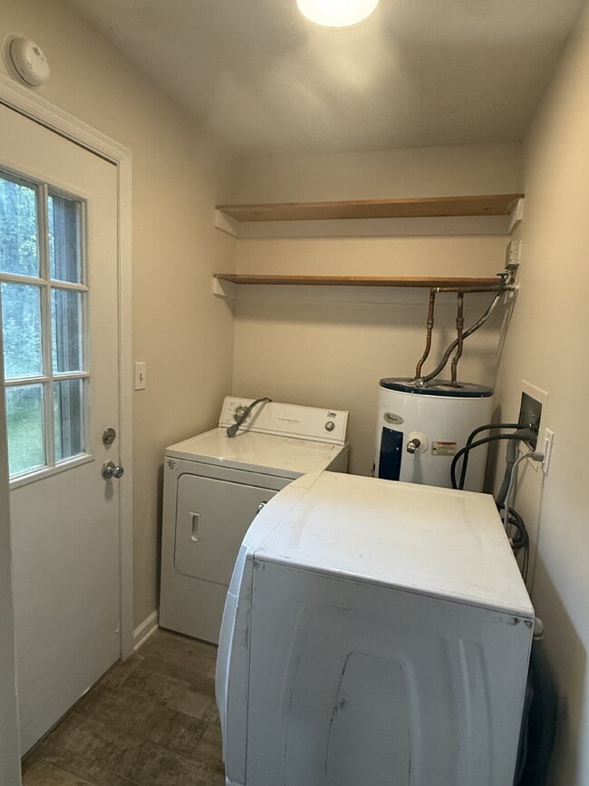 Building Photo - Two bed one bath property in Madison Heigh...