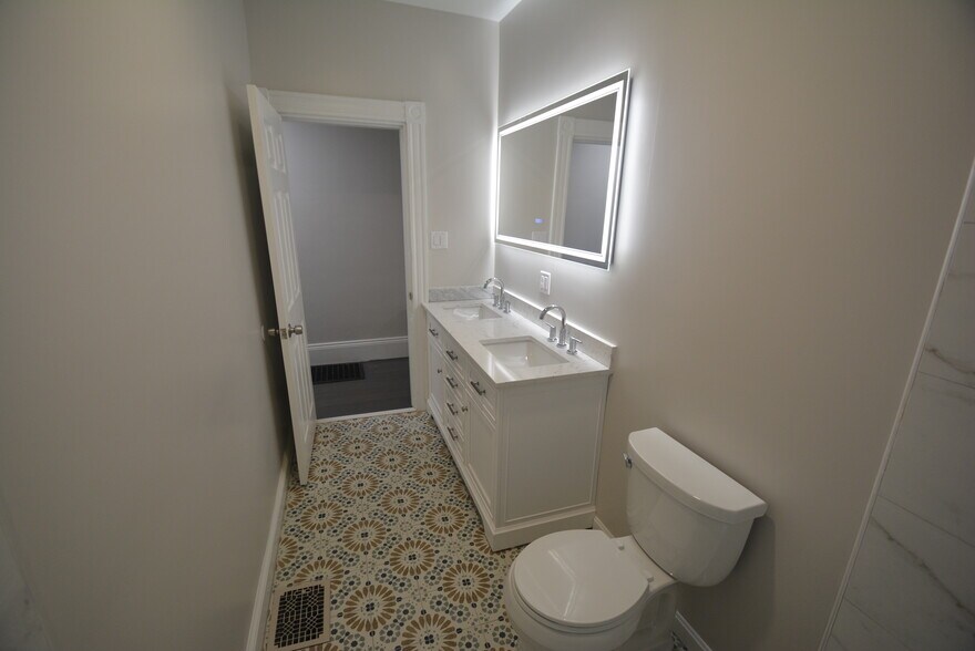 Building Photo - 31 Claybourne St